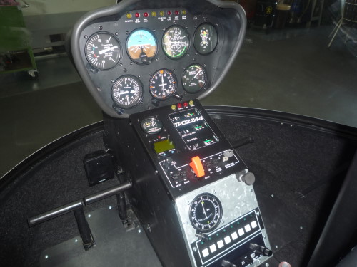 Eingebaute-Instrumente-in-den Helikopter-R22-Simulator